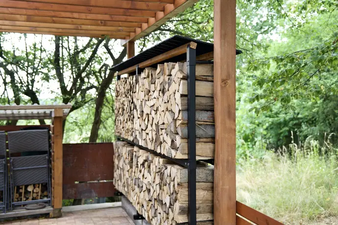 Dřevníková stěna jako zónování zahrady