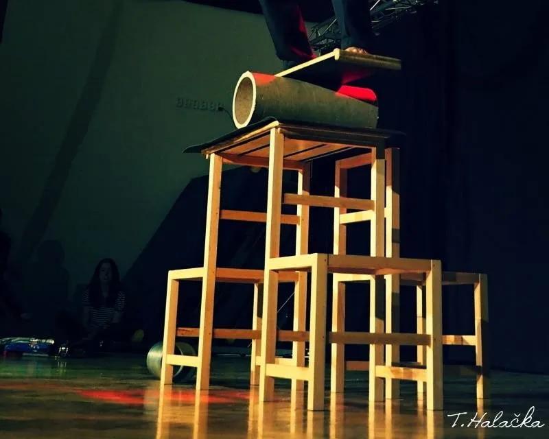 židle a rola na šířku.webp