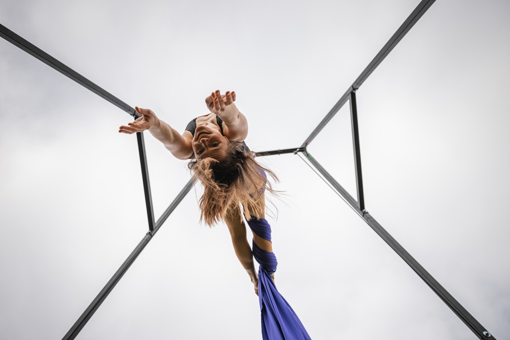 Vystoupení vzdušná akrobacie cca 3min (Akrobatické šály)