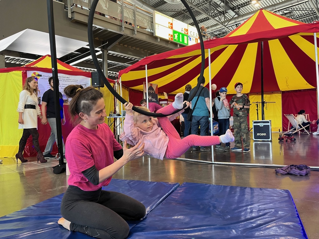 Vzdušná akrobacie WORKSHOP (1 osoba, 60 min, Akrobatické šály)